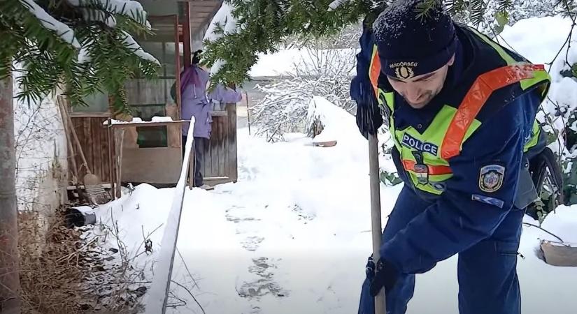 A hó fogságából mentették ki az idős asszonyt a rendőrök (videó)