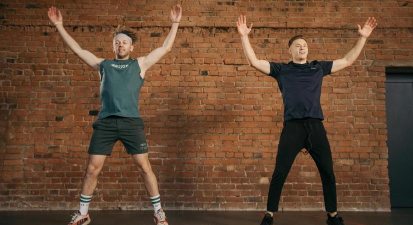 Ez történik a testeddel, ha minden nap terpeszugrásokat végzel