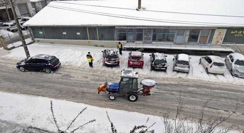 Emberségből is jelesre vizsgáztak a rendőrök a nagy havazásban ( videó)