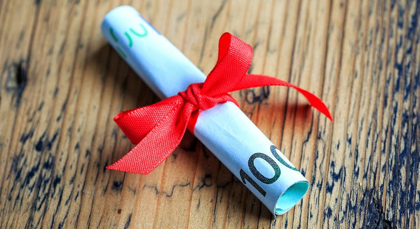 Annyi jutalmat kapott a gyáli polgármester, amennyit más egy évben nem keres