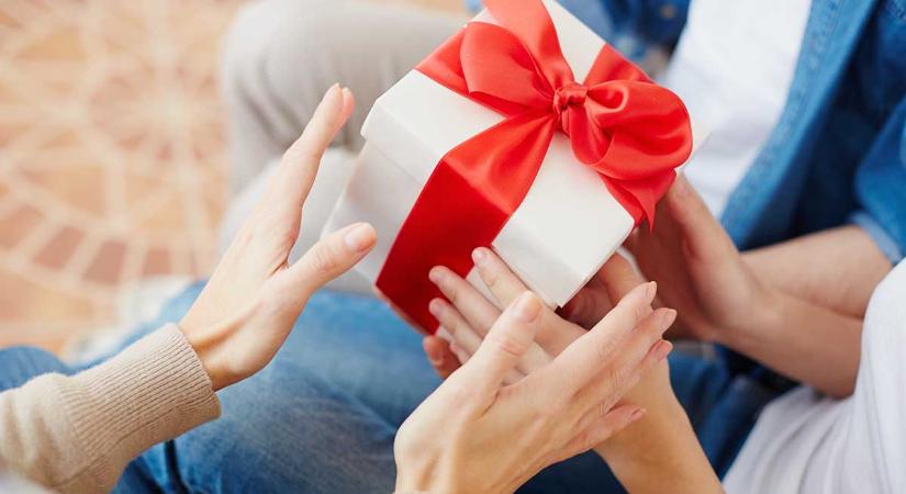 Luxuskarácsony az állami szektorban: 52 ezres ajándékcsomagot kaptak a dolgozók