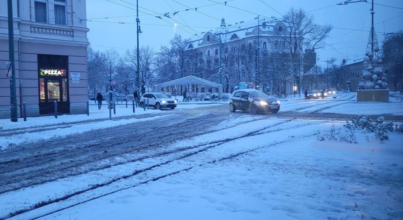 Másodfokú riasztást adtak ki a hófúvások veszélye miatt