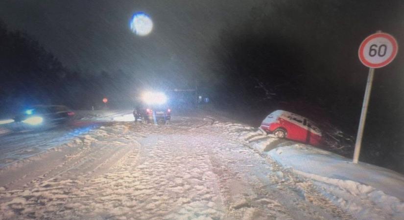 Két nap alatt két kocsit tört rommá ugyanaz a férfi a hóban – helyszíni fotók