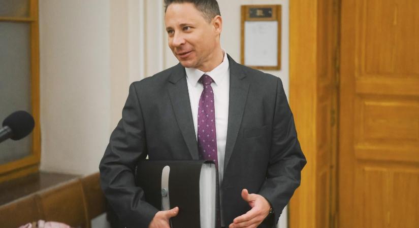 Már csaknem 250 millió forintot keresett felfüggesztett végrehajtóként Schadl György, akit 200 millióra büntetne az ügyészség