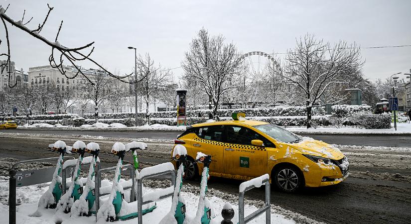 Amikor több ezer autó rekedt a hóviharban, ezért fontos a túlélőcsomag