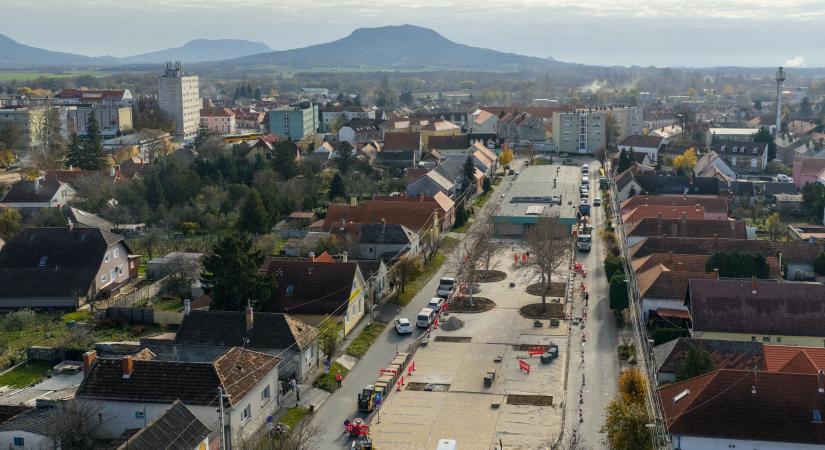 Korszerű piactérrel gazdagodik a Balaton-felvidék bájos kisvárosa