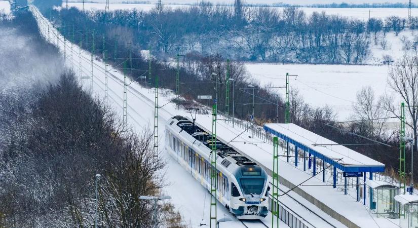 Lázár János helyzetjelentése: járhatóak az utak, a vasútnál nincs fennakadás