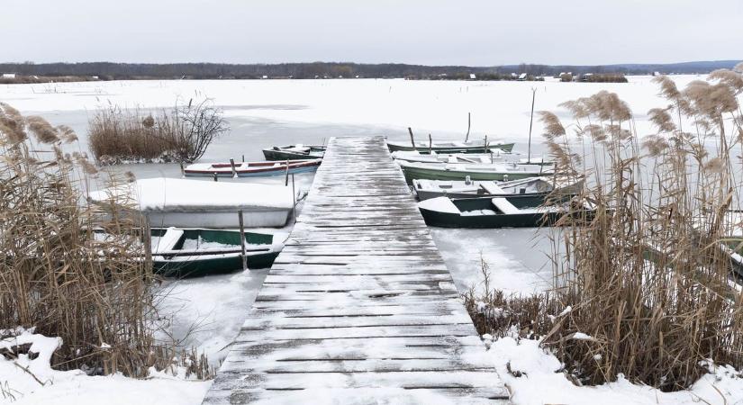 Vastag hó, vékony jég: életveszély a tónál, nulla horgászat – a halak viszont végre békében vannak (galéria, videó)