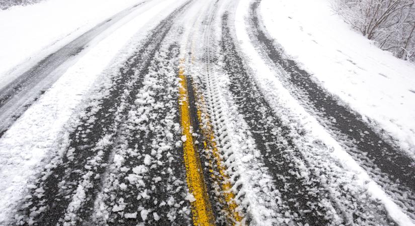 Kiadták a narancs figyelmeztetést: itt kell figyelni az utakon a hó miatt