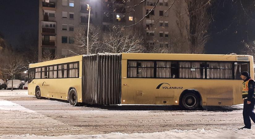 Műszaki hibás busz nehezíti a közlekedést Békéscsabán