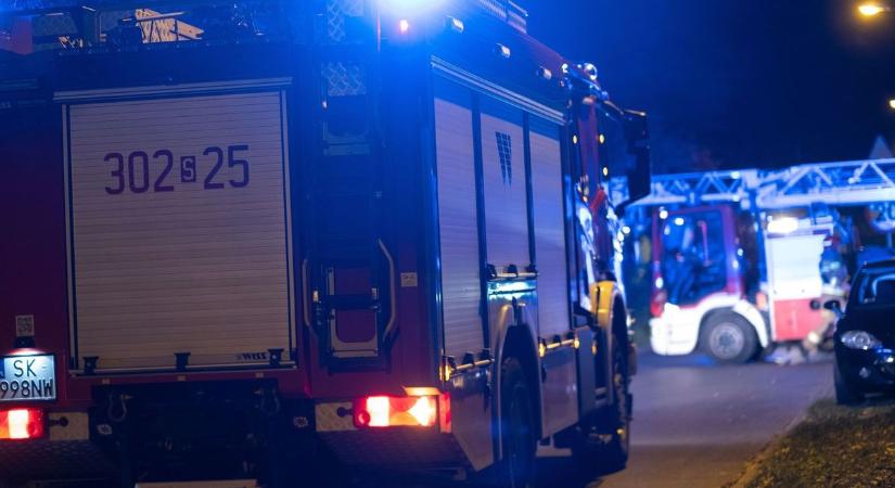 Megcsúszott és az árokban landolt egy gyógyszerszállító kisteherautó