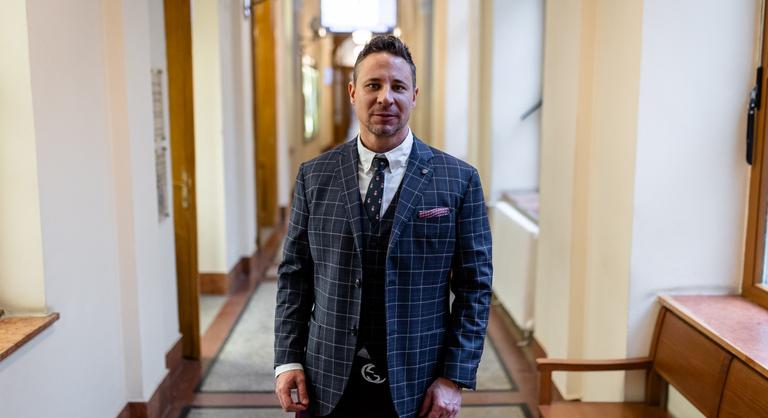 Már 249 millió forintot keresett felfüggesztett végrehajtóként Schadl György, akit 200 millióra büntetne az ügyészség