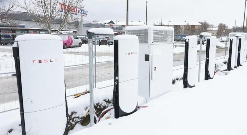 Villámgyors töltőállomás Szegeden: megérkeztek a Tesla Supercharger oszlopok