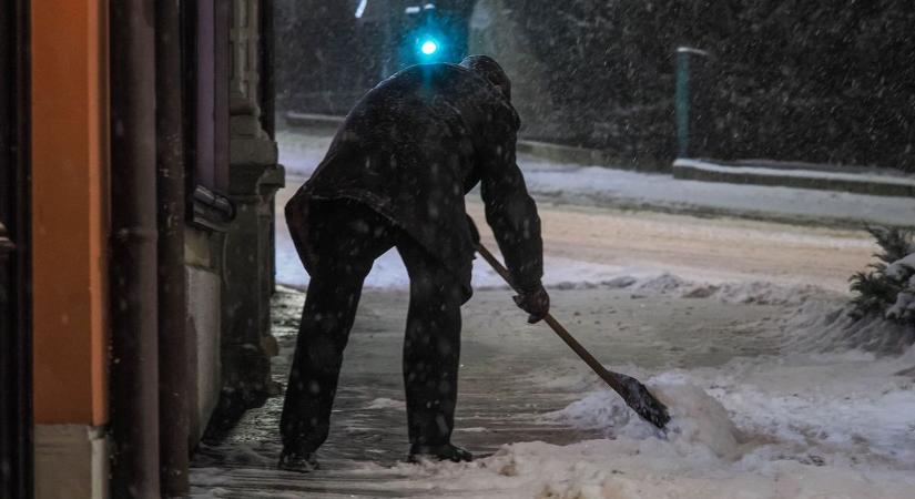 A rendőrök segítettek egy idős hölgynek eltakarítani a havat (videó)