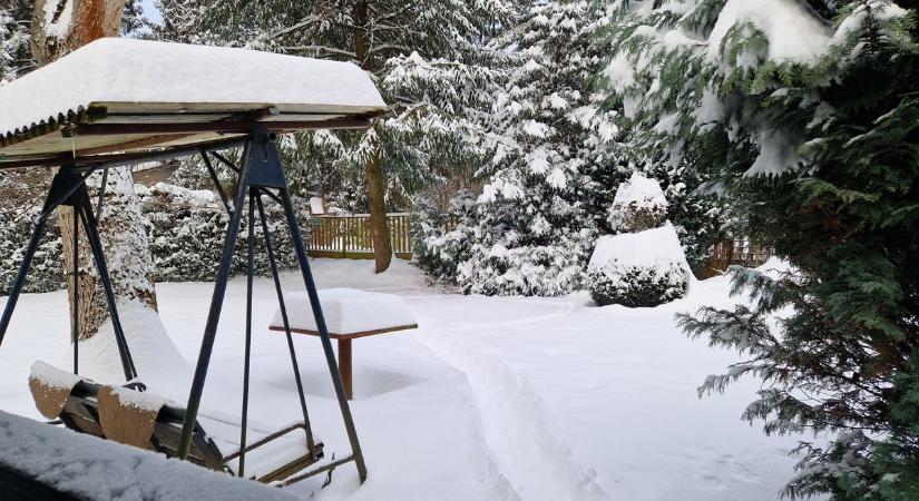 Hó alatt maradtak a külterületi utcák Tatabányán fotók, videó