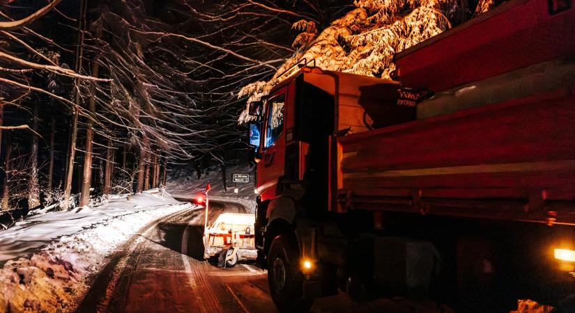 A vonatok döntő része már menetrend szerint közlekedik, az autóbuszos közlekedésben fennakadás nem tapasztalható