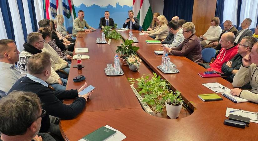 Mindenkinek hólapátot kell ragadni! – Az extrém hóhelyzet miatt védelmi egyeztetés zajlott a zalaegerszegi városházán