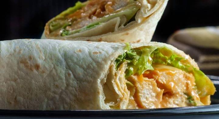 Laktató csirkés wrap sok zöldséggel: a csípős páctól lesz vajpuha a hús