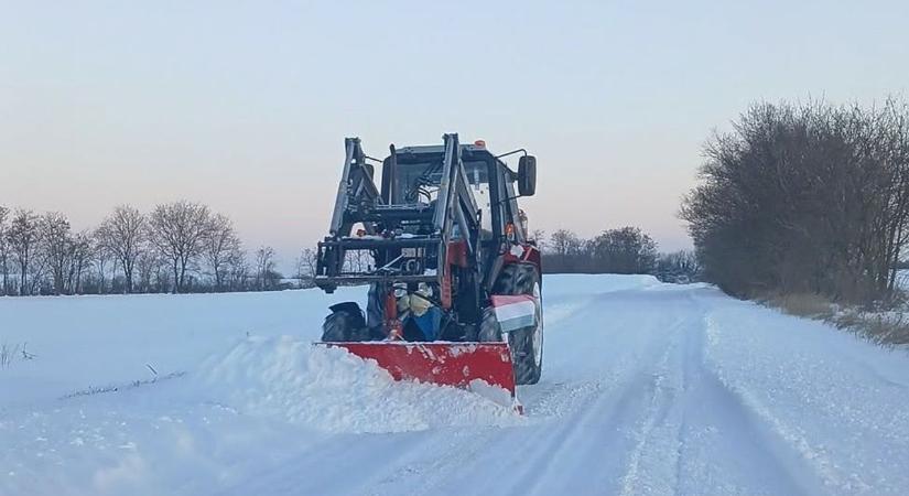 Figyelem, hófúvás Fejérben: ismét több útszakaszt lezártak Fehérvár felé!