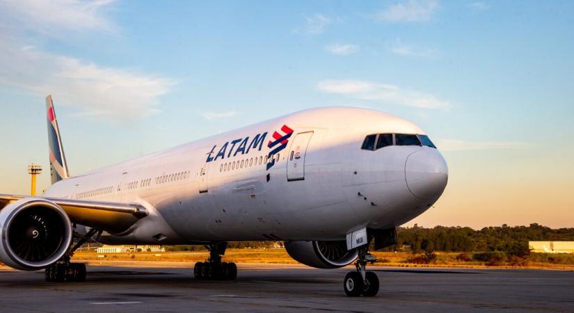 Drámai módon landolt egy utasszállító – az összes hátsó kerék kidurrant