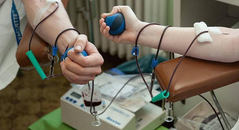 Hiába a bíróság döntése: Bayer Zsolt felesége képtelen lejönni a zsíros vérplazmabizniszről