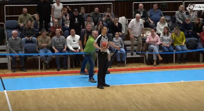 Ritkán látható jelenet a Magyar Kupában: feldühödött szurkoló lökte meg a játékvezetőt