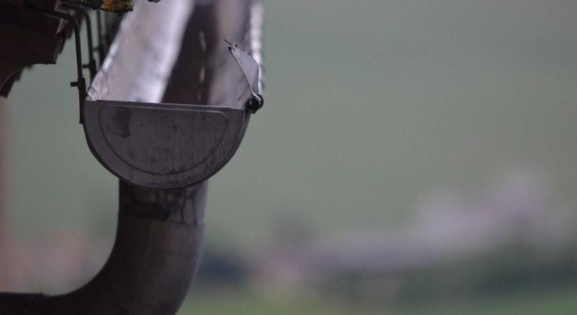 Szabályosan folyatja rá a szomszéd az ereszcsatorna vizét az utcai járdára vagy a telkemre? Van egy rossz hírünk ezzel kapcsolatban