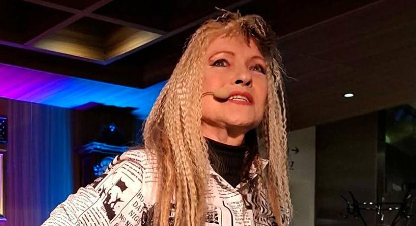 Koncert közben esett le a színpadról a 72 éves magyar énekesnő: sokkot kapott a közönség