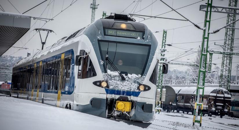 Több mint egy órát késik a vonat