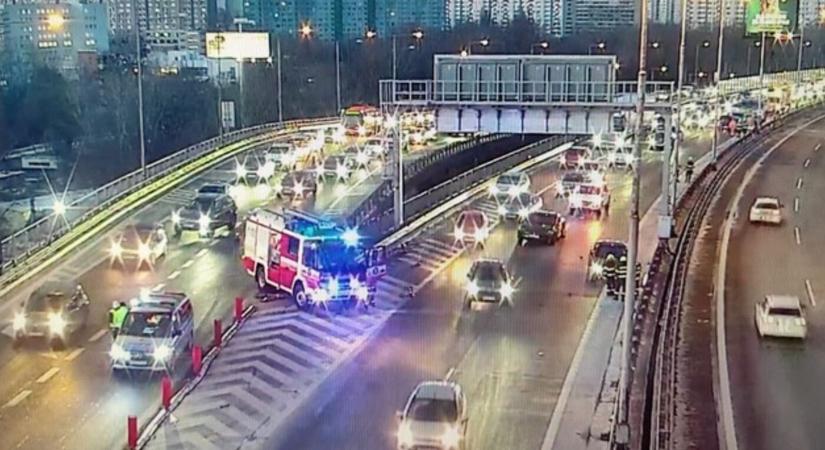 Tömegbaleset Pozsonyan: öt autó karambolozott a Kikötői hídon