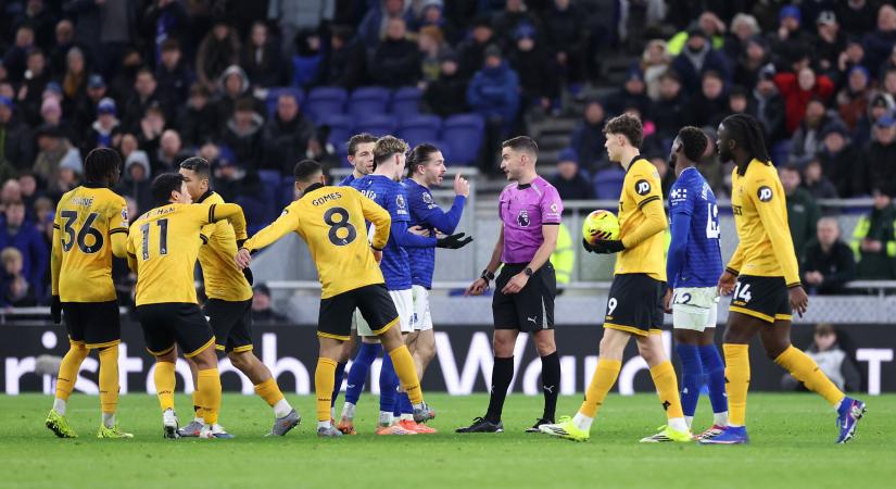 Egy vitatott VAR-döntés után elszabadult a pokol a PL-meccsen