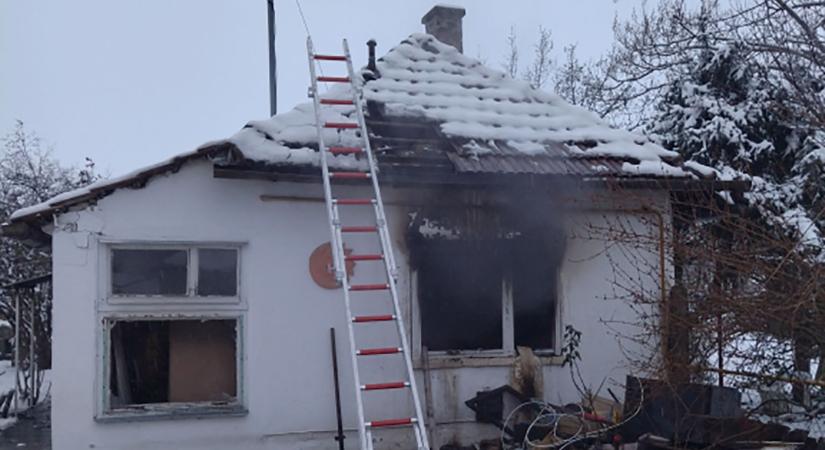 Tűz pusztított egy békéscsabai családi házban, ketten kórházba kerültek