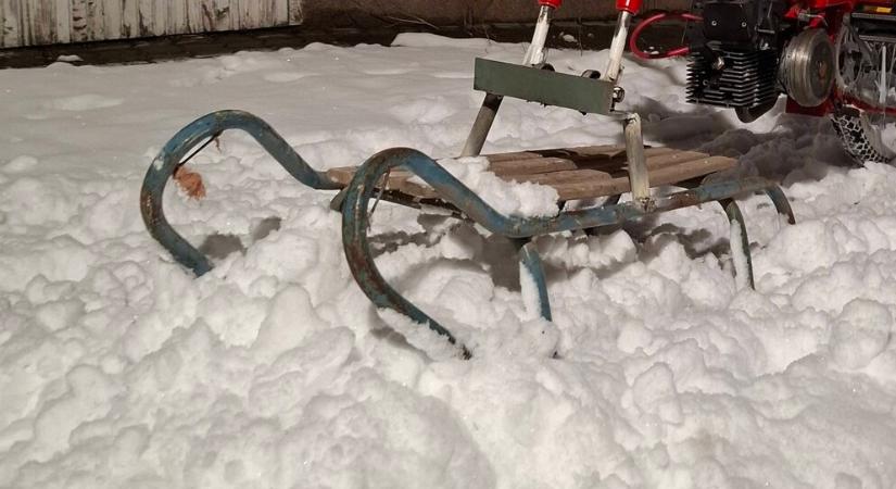 Igazi gépszörnyet szült a hóhelyzet vidéken, leborulunk a zseniális megoldás előtt