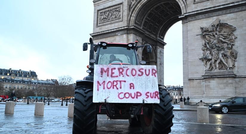 A francia gazdák megindultak Párizs központja felé, a Mercosur-megállapodás ellen tiltakoznak