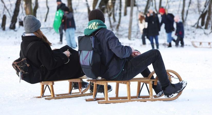 Ez már tényleg minden határon túlmegy? – 25 ezerért árulják a kopott, használt szánkókat