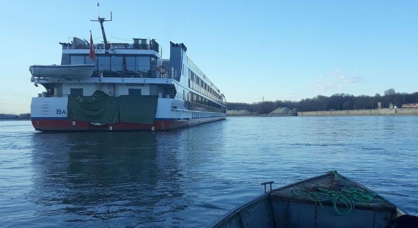 Kiszabadult a Dunán rekedt szállodahajó - Válaszolt a hajó tulajdonosa: az utolsó útja volt