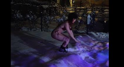 Bikiniben huppant a hóba Yamina