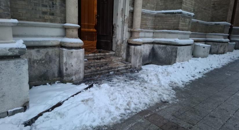 Gyujtogatás a templomnál