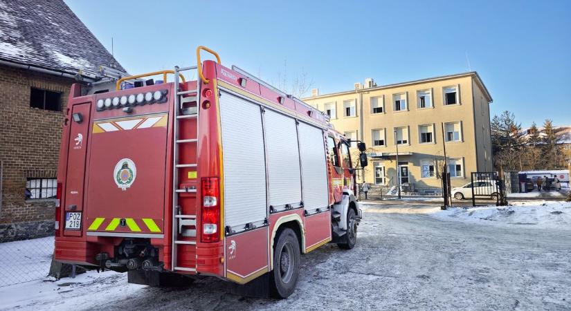 Tűz volt a MÁV Rendelőben, elmaradnak a rendelések - helyszíni fotók