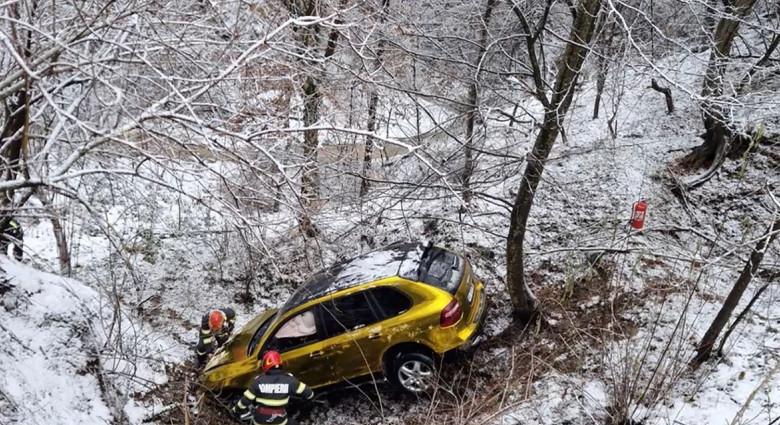 Szakadékba zuhant egy autó – A sofőr és két gyermek kórházba került