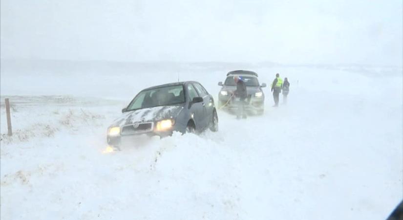 Hóhelyzet Kelet- és Észak-Szlovákiában: káosz az utakon, több járásban elsőfokú készültséget rendeltek el