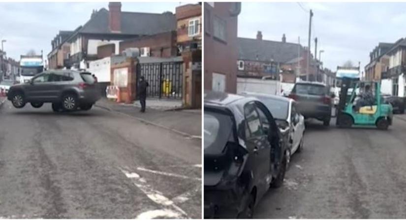 Nem vacakolt a targoncás, arrébb tette a tilosban parkoló autót – videó