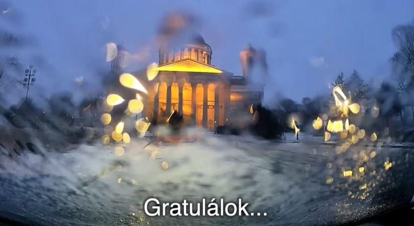 Havas driftelés miatt tört össze egy parkoló autó Esztergomban – videó