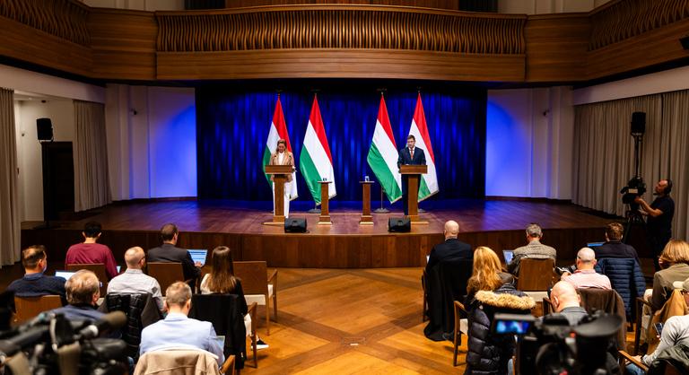 Hóhelyzetben, három résztvevővel jön a Kormányinfó - Gulyás Gergely, Vitályos Eszter, és Mukics Dániel tájékoztatója