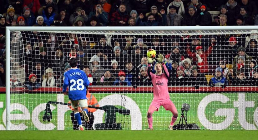 Van ennél megalázóbb? Helyén maradt, állva fogta meg a panenkás tizenegyest a Premier League-kapus