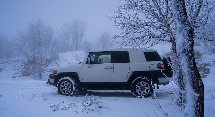 Több mint 300 off-road jármű segít azokon, akik a hó miatt kerültek bajba