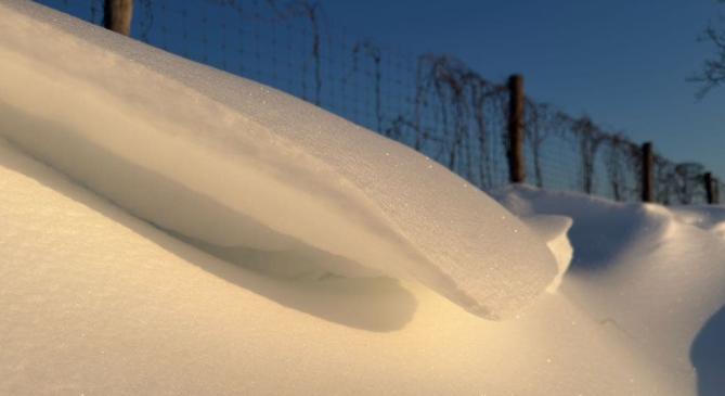 Jeges szél hordja a havat