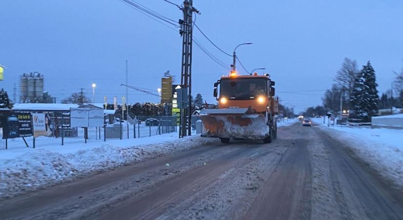 Fehér pokol az utakon: brutális széllökések és hófúvás béníthatja meg a Dunántúl közlekedését