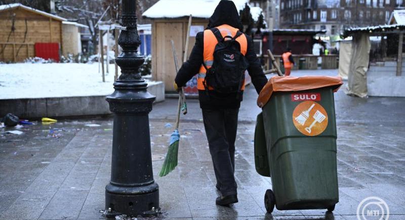 A kukásautók a szokásos ütemben végzik a hulladék begyűjtését
