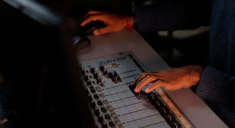 Botrány: egy rádió közpénzből nyomta az LMBTQ-t